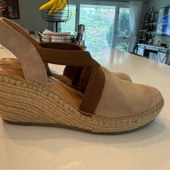 Born drilles size 9, closed toe suede espridrilles. - Picture 3 of 7